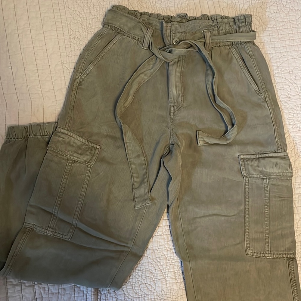 American eagle size 4 army green parachute pants, w/ belt